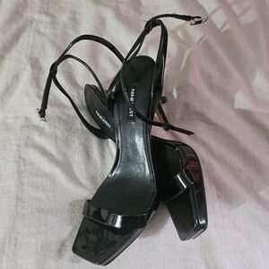 Nine West Black patten leather sandals